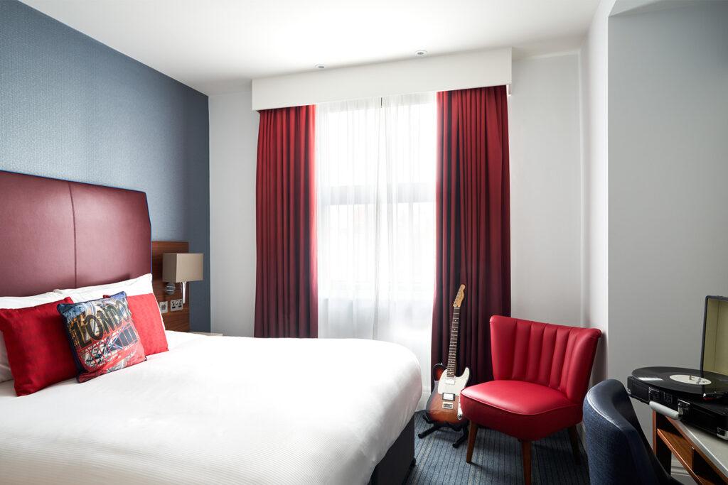 Bed at the Executive King Room - The Cumberland